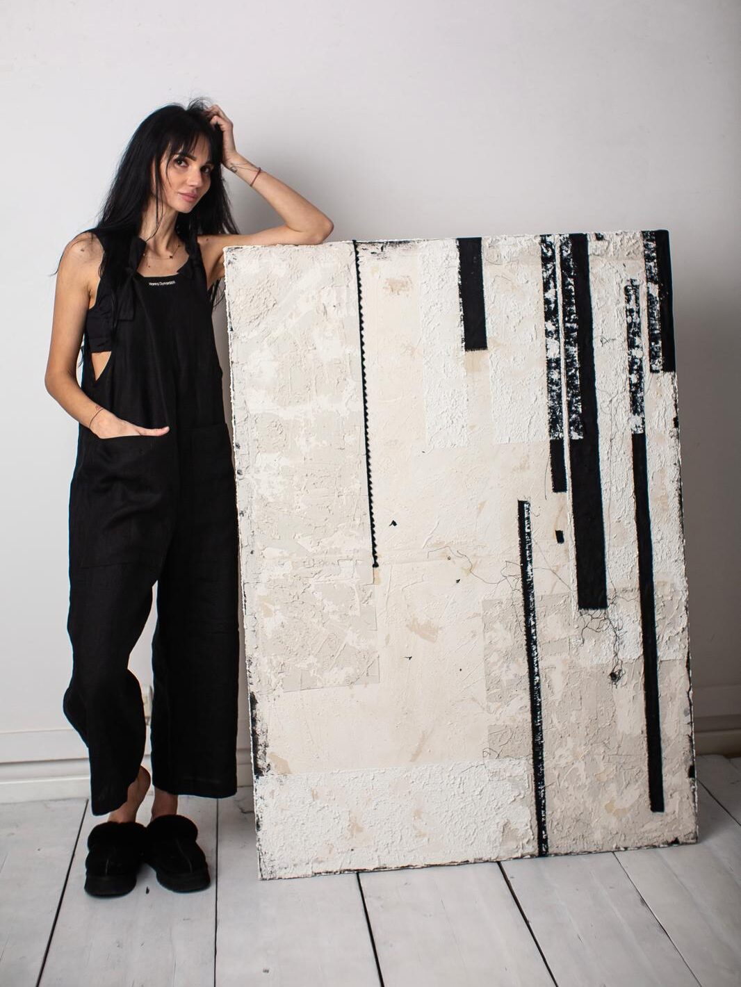 Duży minimalistyczny obraz autorstwa Ahanny Dymarczyk prezentowany w pracowni artystycznej