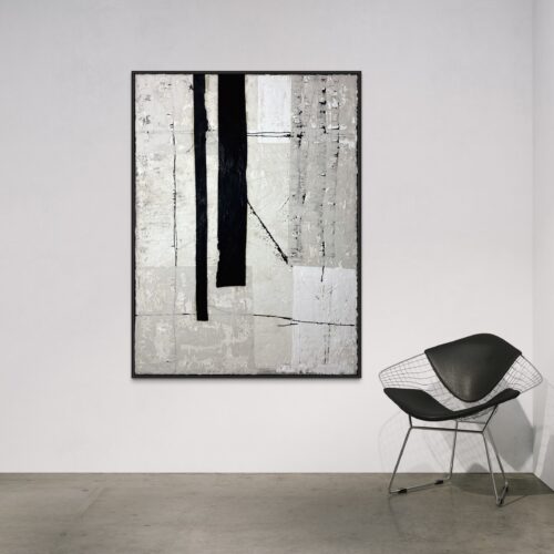 Minimalistyczny obraz 160x130 zawieszony nad designerskim krzesłem w minimalistycznej, surowej aranżacji