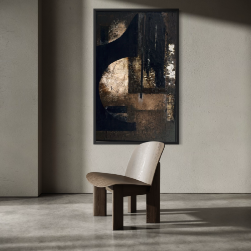 Reprodukcja Marron autorstwa Hanny Dymarczyk w minimalistycznej aranżacji z fotelem