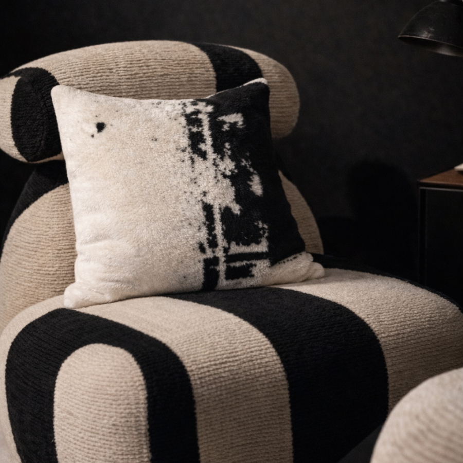 Poduszka Blanco autorstwa Hanny Dymarczyk na fotelu